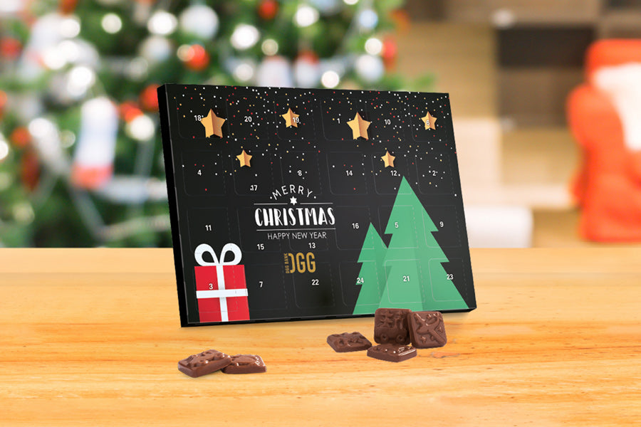 Personalisierter Adventskalender Classic Tisch mit 24 Alpenmilch Schokoladentäfelchen, 50 g